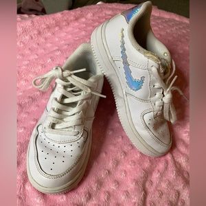 Nike Air Force 1 LV8 Iridescent White/Silver Grade School Girls Shoe | Size 13.5